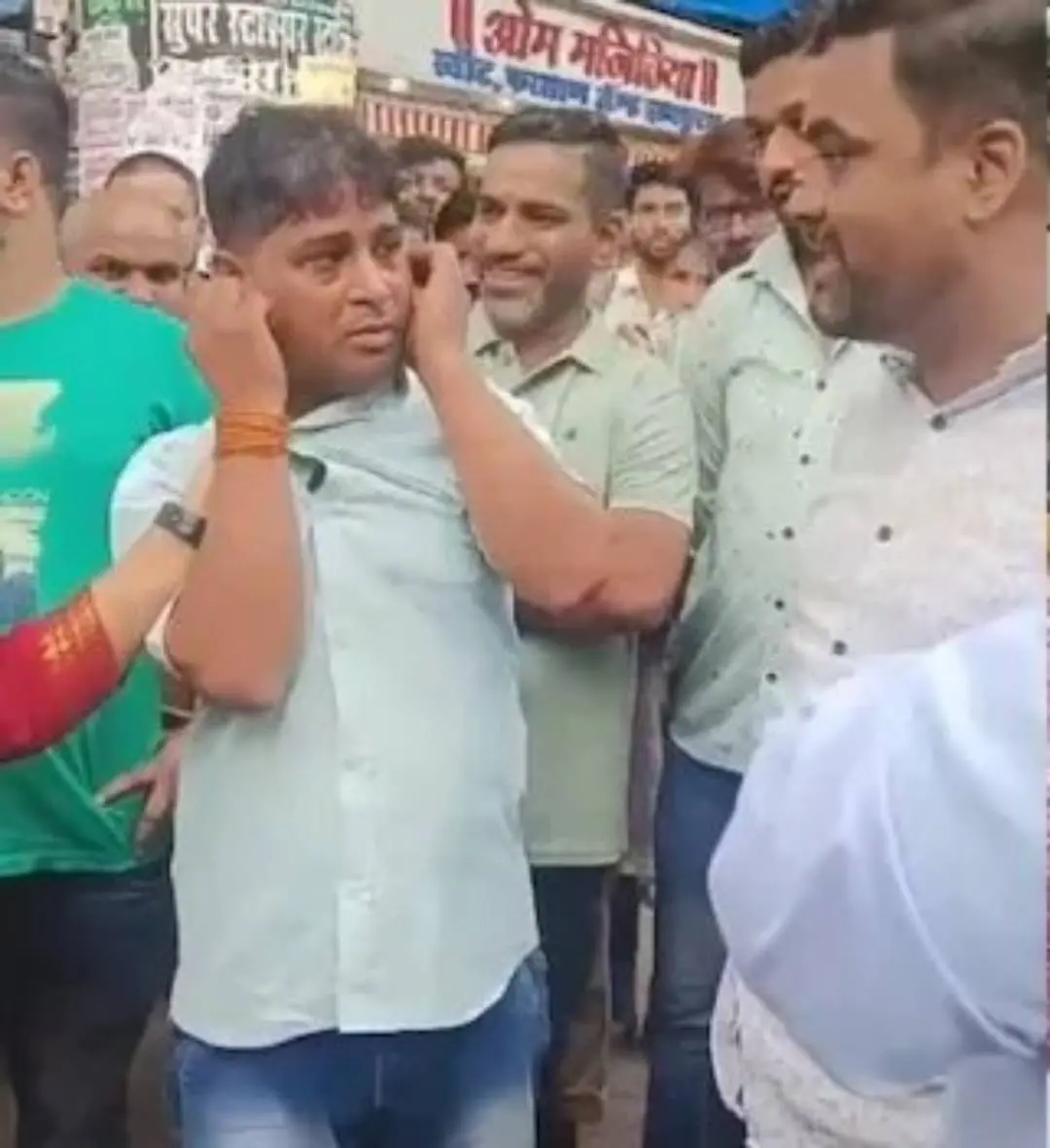 ഡ്രൈവറെ ആളുകൾ മർദിക്കുന്ന ദൃശ്യം| ഫോട്ടോ: ANI
