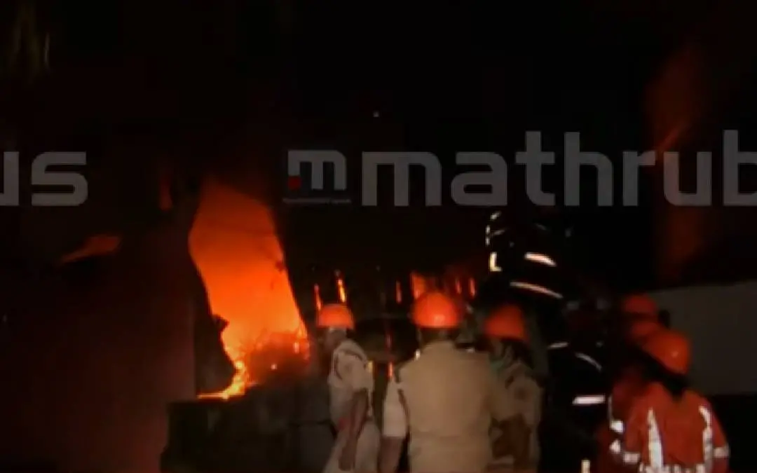 കൊച്ചിയിലുണ്ടായ തീപ്പിടുത്തത്തിൽ നിന്ന് | Photo: Mathrubhumi News