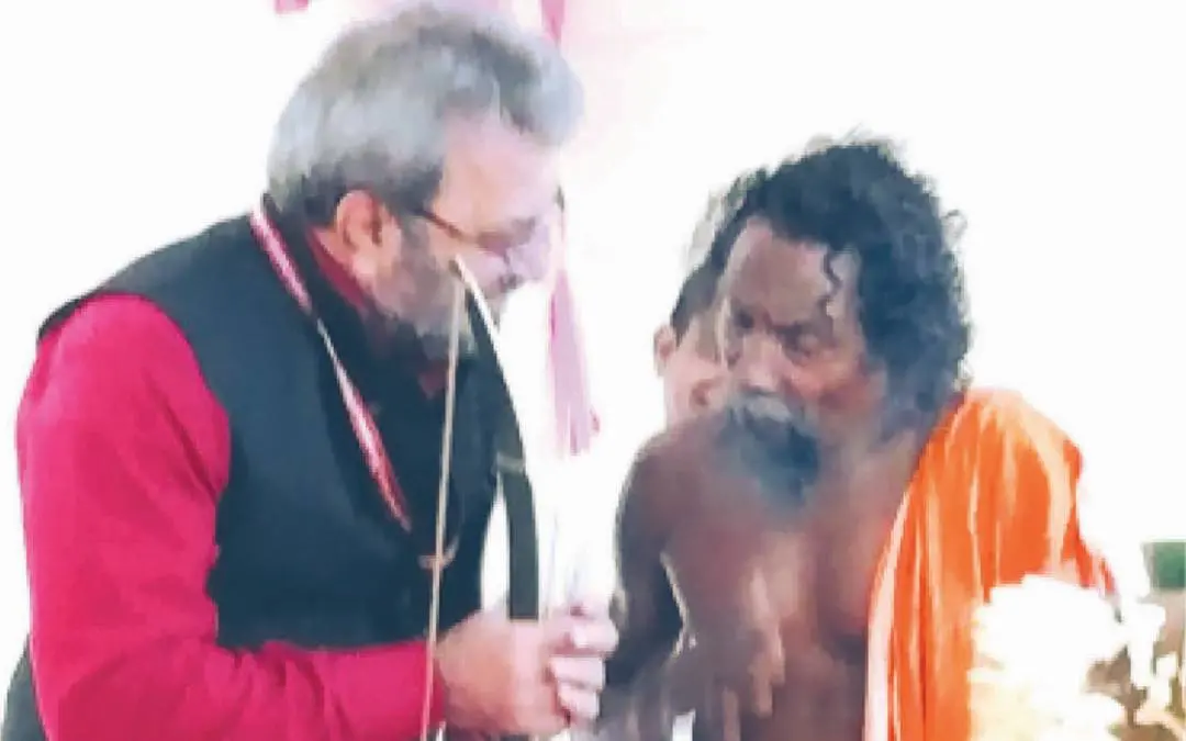 റേഡിയോ മല്ലൻ കാണിയെ 2019-ലെ തിരഞ്ഞെടുപ്പുകാലത്ത് മുഖ്യ തിരഞ്ഞെടുപ്പ് കമ്മിഷണർ ടിക്കാറാം മീണ ആദരിക്കുന്നു (ഫയൽച്ചിത്രം)