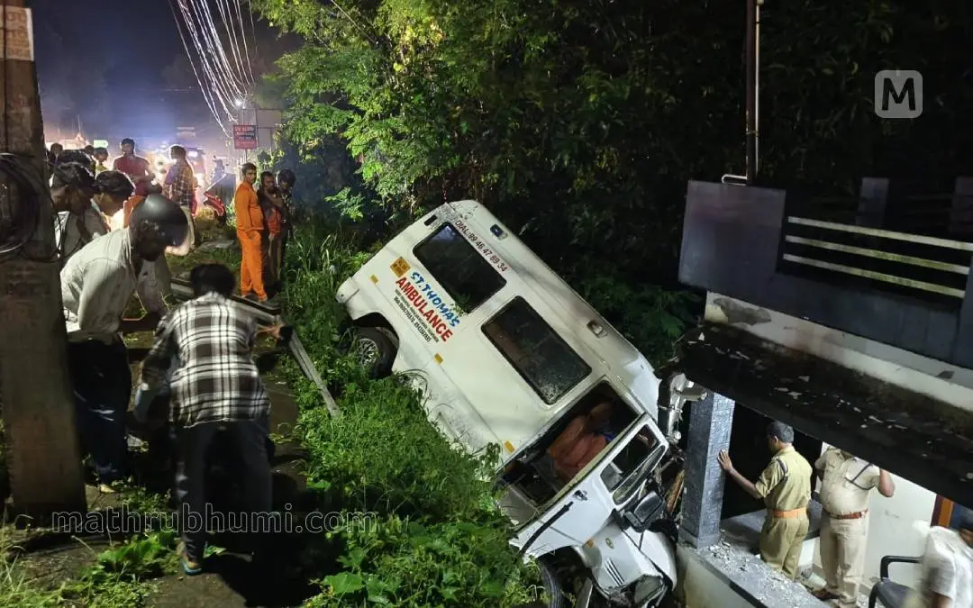 അടൂരിൽ ആംബുലൻസ് നിയന്ത്രണം വിട്ട് മറിഞ്ഞപ്പോൾ | Photo: Mathrubhumi