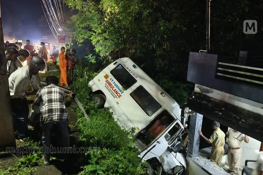 കുത്തേറ്റ ആളുമായി ആശുപത്രിയിലേക്ക് പോയ ആംബുലൻസ് വീടിനു മുകളിലേക്ക് മറിഞ്ഞ് അപകടം; 5 പേർക്ക് പരിക്ക്