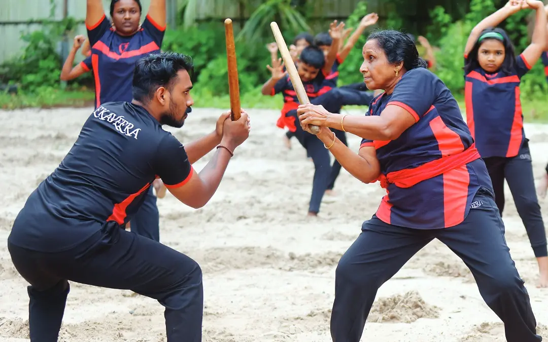 • ഗീതാമണി ഏകവീര കളരിപ്പയറ്റ് സംഘത്തിനൊപ്പം പരിശീലനം നടത്തുന്നു | ഫോട്ടോ: സി. ബിജു