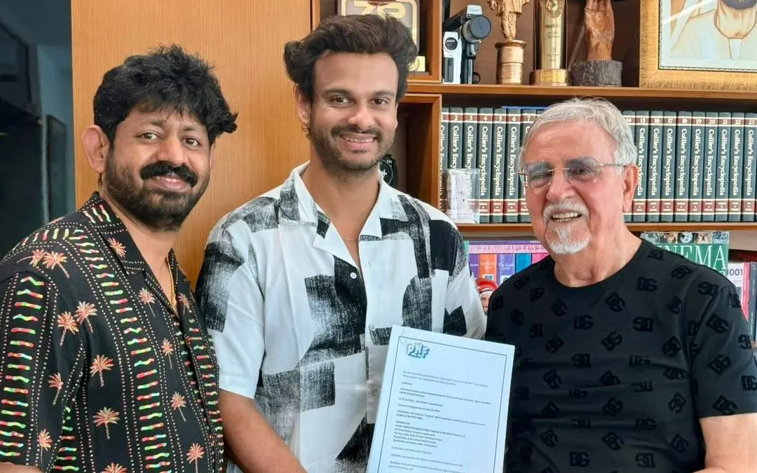 വിശാഖ് സുബ്രഹ്മണ്യം അഹമ്മദ് ഗോള്ചിനൊപ്പം | Photo: Special Arrangement