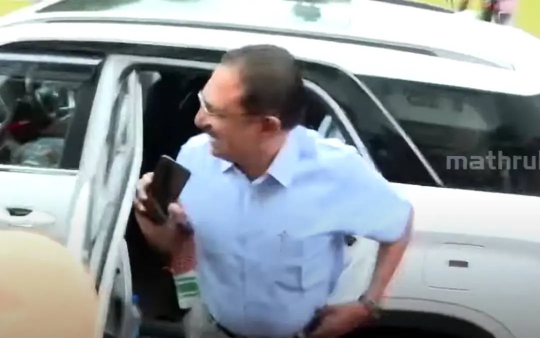 ഔദ്യോഗിക വാഹനത്തിൽനിന്നിറങ്ങുന്ന രജിസ്ട്രാർ കെ.എസ്. അനിൽകുമാർ