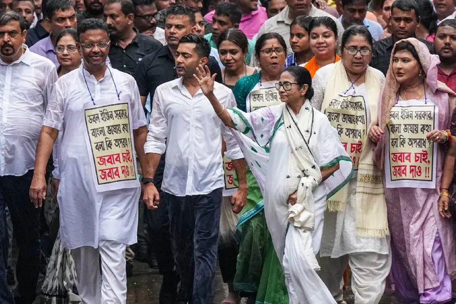 'ബംഗാളി സംസാരിക്കുന്നവരെ ജയിലിലടയ്ക്കും, ബംഗാൾ ഇന്ത്യയുടെ ഭാഗമല്ലേ?' മഴ നനഞ്ഞ് പ്രതിഷേധിച്ച് മമത