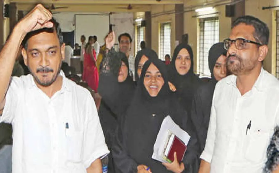 കുമ്പള പഞ്ചായത്തിൽ നടന്ന അവിശ്വാസപ്രമേയ വോട്ടെടുപ്പിൽ വിജയിച്ച യുഡിഎഫ് അംഗങ്ങൾ മുദ്രാവാക്യം വിളിച്ച് കോൺഫറൻസ് ഹാളിൽനിന്ന് പുറത്തുവരുന്നു