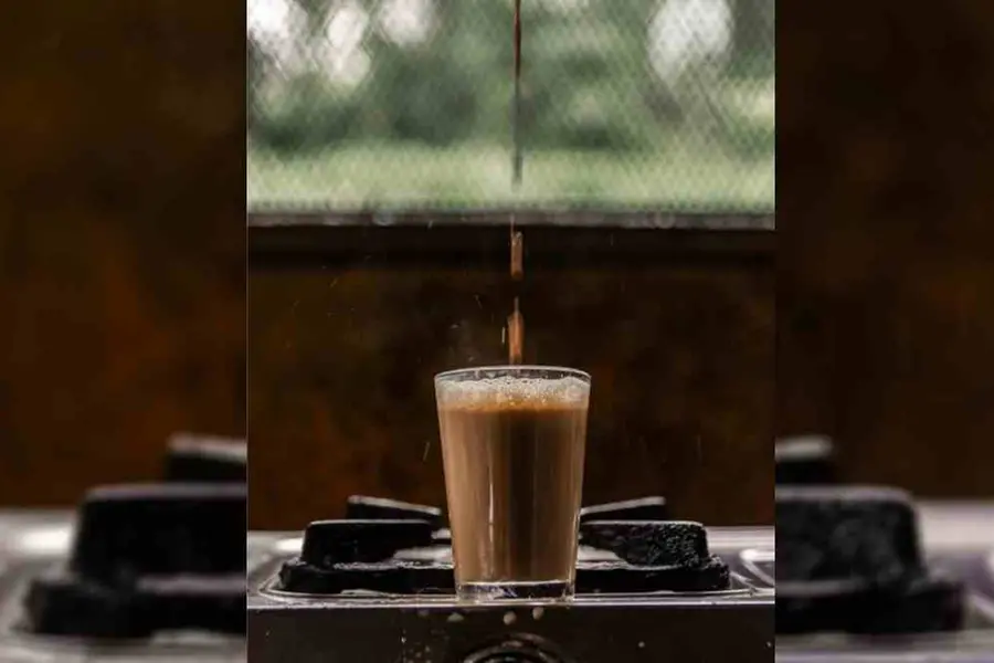 വെള്ളം തിളച്ച് വരുമ്പോള് രണ്ട് ഗ്രാമ്പൂ കൂടി, മഴയത്താകാം ഒരു ചായ പരീക്ഷണം