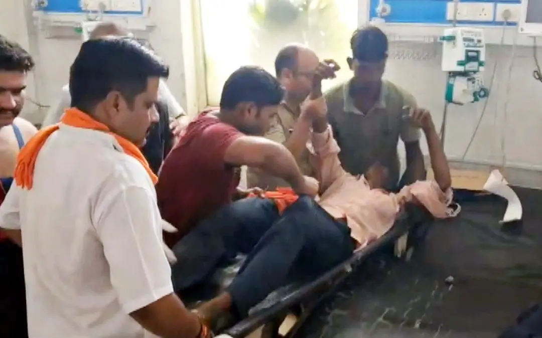 പരിക്കേറ്റയാളെ ആശുപത്രിയിൽ പ്രവേശിപ്പിച്ചപ്പോൾ | Photo: ANI