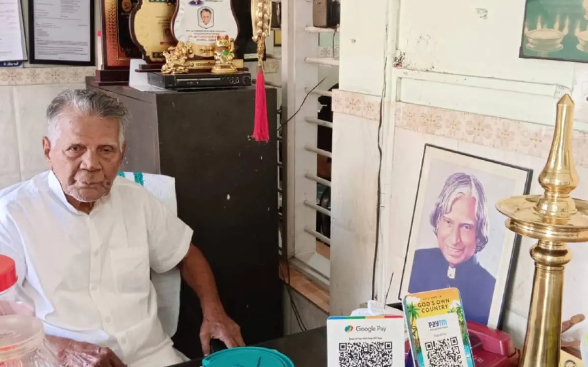 പരമേശ്വരൻ നായർ ഹോട്ടലിൽ