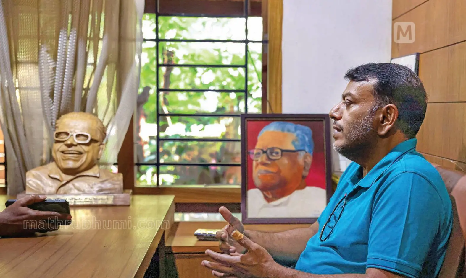 • വി.എസ്.അച്യുതാനന്ദന്റെ മരണാനന്തരച്ചടങ്ങുകൾക്കു ശേഷം തിരുവനന്തപുരം വേലിക്കകത്തെ വീട്ടിൽ മകൻ അരുൺ കുമാർ. വി.എസിന്റെ ഓഫീസ് ആവശ്യങ്ങൾക്കായി തയ്യാറാക്കിയ ഈ മുറി, അനാരോഗ്യം കാരണം അദ്ദേഹത്തിന് ഒരിക്കലും ഉപയോഗിക്കാൻ കഴിഞ്ഞിരുന്നില്ല