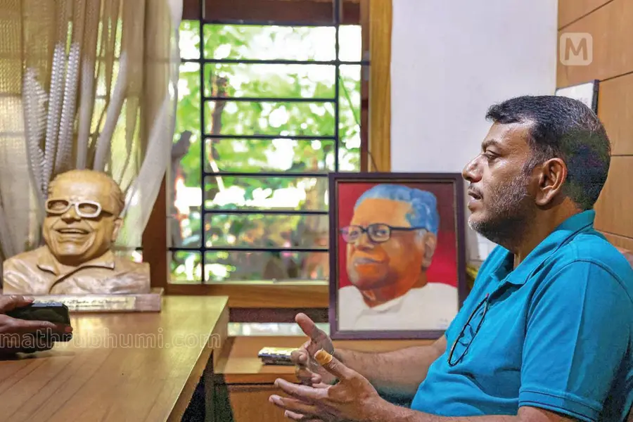 അച്ഛനായി മകനൊരുക്കിയ ഓഫീസ് മുറി; വേർപാടിന്റെ ശൂന്യതയിൽ വിഎസിന്റെ മുറി