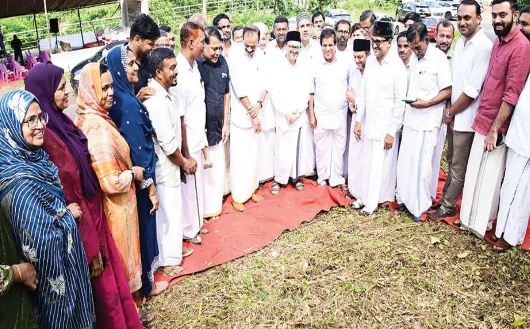 പാണക്കാട് നഗര പ്രാഥമികാരോഗ്യകേന്ദ്രത്തിന് പാണക്കാട് തങ്ങള് കുടുംബം സൗജന്യമായി നല്കിയ ഭൂമിയില് പണിയുന്ന കെട്ടിടത്തിന്റെ ഉദ്ഘാടനം പാണക്കാട് സാദിഖലി ശിഹാബ് തങ്ങള് നിര്വഹിക്കുന്നു. അബ്ബാസലി ശിഹാബ് തങ്ങള്, റഷീദലി ശിഹാബ് തങ്ങള്, വി. അബ്ദുല്ഹമീദ് എംഎല്എ, പി. ഉബൈദുള്ള എംഎല്എ, നഗരസഭാധ്യക്ഷന് മുജീബ് കാടേരി തുടങ്ങിയവര് സമീപം