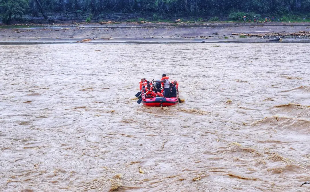 നിലമ്പൂര്‍ മുണ്ടേരി ചാലിയാര്‍ പുഴയോരനിന്ന് കണ്ടെത്തിയ മൃതദേഹാവശിഷ്ടങ്ങള്‍ കരയ്‌ക്കെത്തിക്കുന്ന രക്ഷാപ്രവര്‍ത്തകര്‍ | ഫയല്‍ചിത്രം