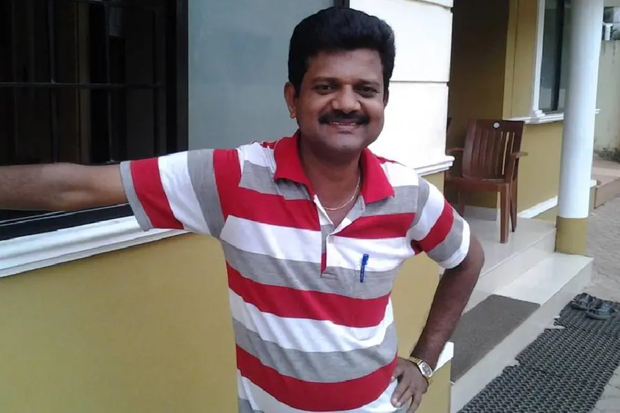 കിരീടം സിനിമയിൽ സേതുമാധവന്റെ അനിയൻ ഇരുന്ന പോലെയായിരുന്നു അവൾ ഹോട്ടലില് ഇരുന്നത്