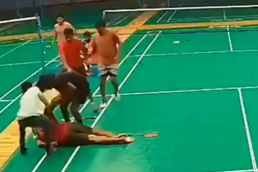 ബാഡ്മിന്റണിനിടെ കുഴഞ്ഞുവീണ് മരണം; ശ്രദ്ധിക്കാം പ്രാരംഭ ഹൃദ്രോഗ സൂചനകൾ