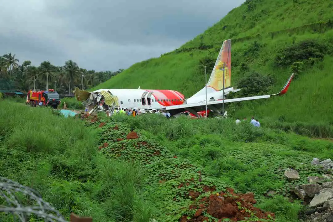 കരിപ്പൂരില് എയര് ഇന്ത്യ എക്സ്പ്രസ് വിമാനം തകര്ന്നുവീണപ്പോള് (ഫയല്) |ഫോട്ടോ:മാതൃഭൂമി