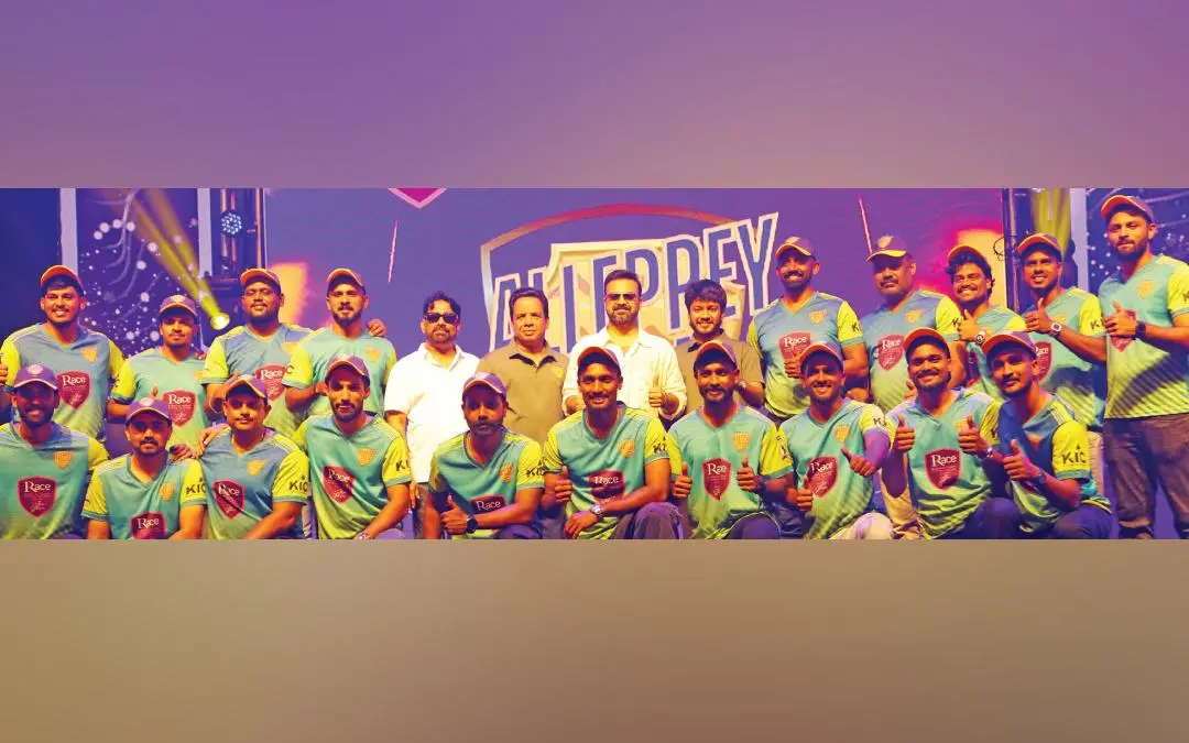 ആലപ്പി റിപ്പിൾസ് ടിം അവതരണ വേദിയിൽ ടിം ബ്രാൻഡ് അംബാസിഡർ കൂടിയായ നടൻ കുഞ്ചാക്കോ ബോബനൊപ്പം