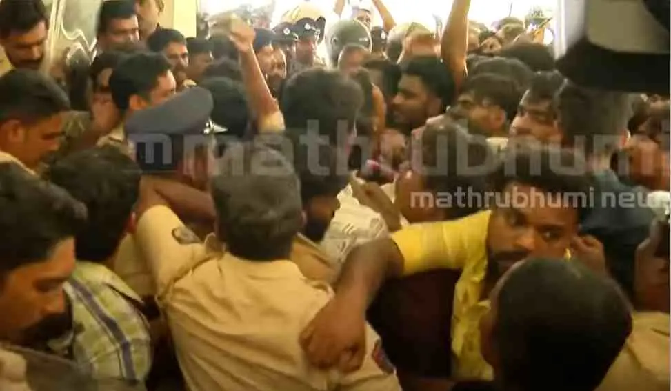 എസ്.എഫ്.ഐ പ്രതിഷേധ മാര്ച്ചില്നിന്ന്
