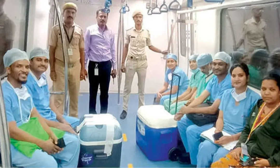 ശസ്ത്രക്രിയക്കുള്ള കരളുമായി ബെംഗളൂരു മെട്രോ ട്രെയിനിൽ യാത്ര ചെയ്യുന്ന ഡോക്ടറും നഴ്സുമാരും