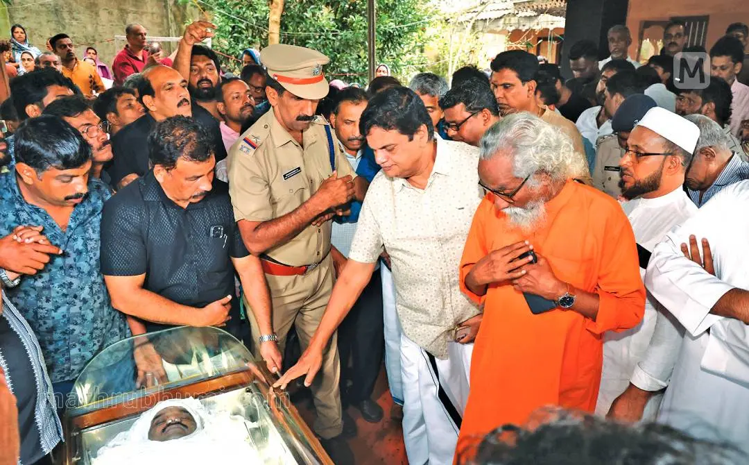നടനും മിമിക്രി താരവുമായ കലാഭവൻ നവാസിന്റെ മൃതദേഹം ആലുവ ചുണങ്ങംവേലിയിലെ വീട്ടിൽ കൊണ്ടുവന്നപ്പോൾ അന്ത്യോപചാരമർപ്പിക്കാനെത്തിയവർ | ഫോട്ടോ: മാതൃഭൂമി