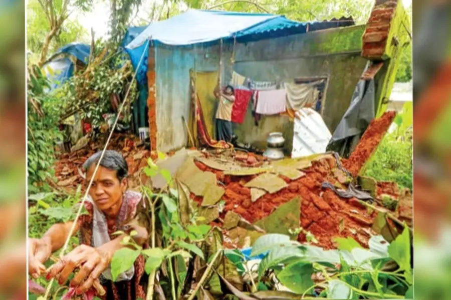 മക്കളെ രക്ഷിക്കാൻ മറ്റൊരിടത്തേക്കയച്ച് ബിന്ദു രാത്രി ആ തകർന്ന വീട്ടിലിരിക്കും; കരളലിയിക്കും കാഴ്ച