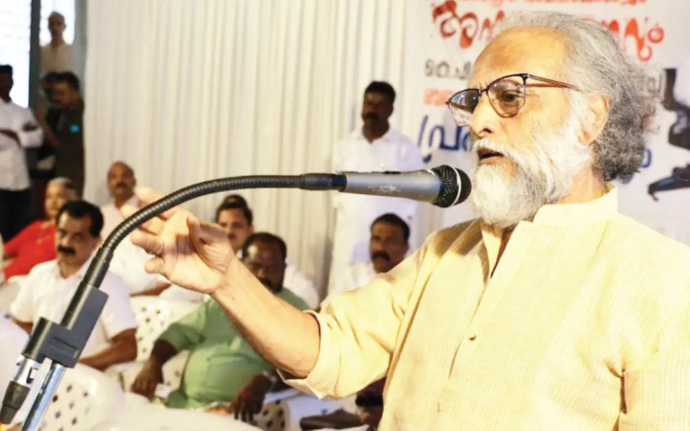 കൈതപ്രം ദാമോദരൻ നമ്പൂതിരി കഴിഞ്ഞദിവസം ആലക്കോട് കൊട്ടാരത്തിൽ നടന്ന പുസ്തകപ്രകാശനച്ചടങ്ങിൽ സംസാരിക്കുന്നു