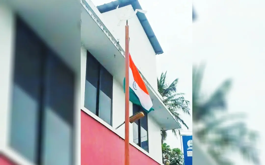സിപിഎം കൊടുമ്പ് ലോക്കല്‍കമ്മിറ്റി ഓഫീസിനുമുന്നിലെ കൊടിമരത്തില്‍ ദേശീയപതാക ഉയര്‍ത്തിയപ്പോള്‍