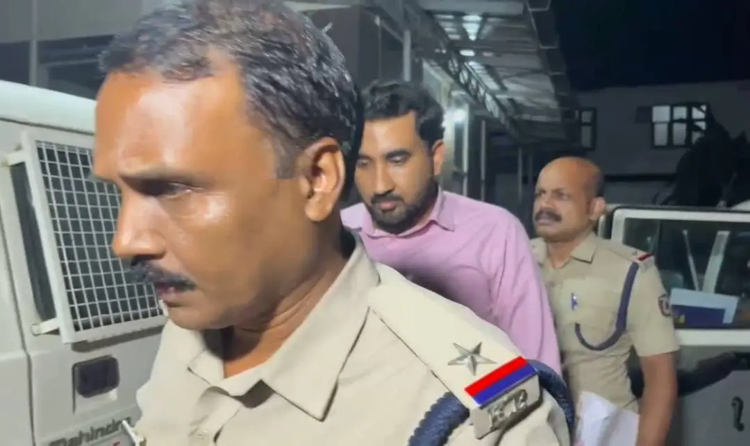 അബ്ദുൾ ലത്തീഫിനെ സ്റ്റേഷനിലേക്ക് കൊണ്ടുവരുന്നു
