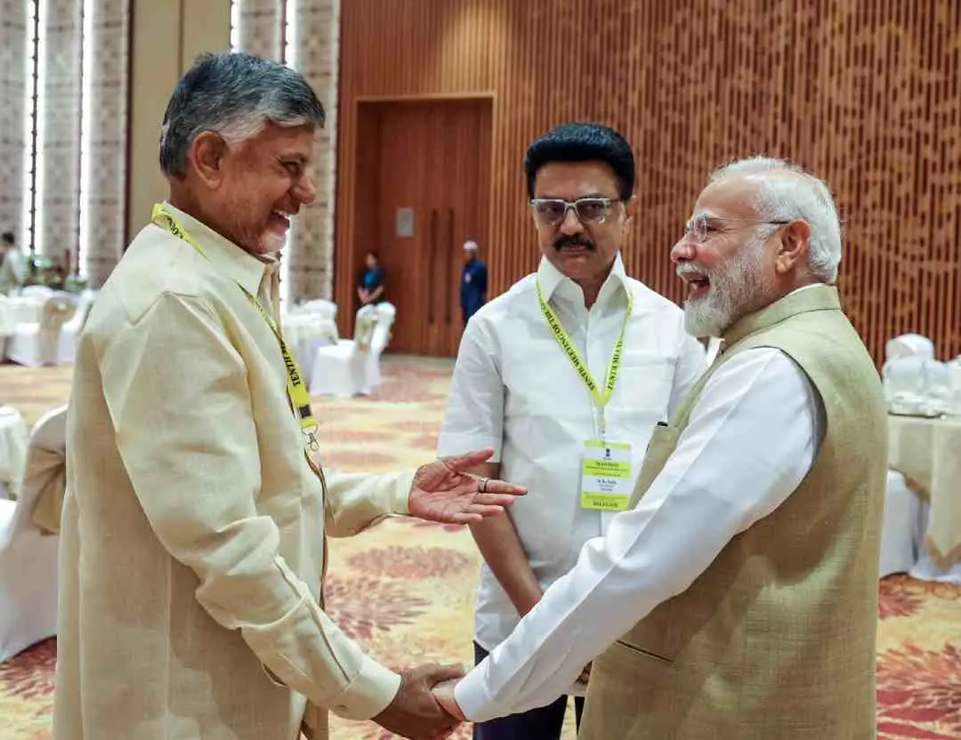 ആന്ധ്രപ്രദേശ് മുഖ്യമന്ത്രി ചന്ദ്രബാബു നായിഡുവിനും തമിഴ്‌നാട് മുഖ്യമന്ത്രി എം.കെ.സ്റ്റാലിനുമൊപ്പം പ്രധാനമന്ത്രി നരേന്ദ്ര മോദി |ഫോട്ടോ:ANI