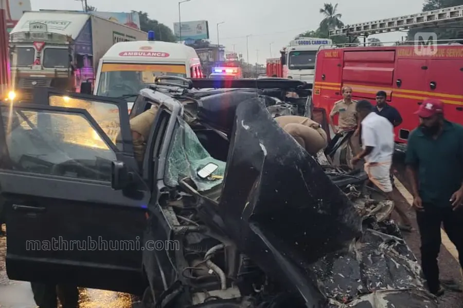വാളയാറില് നിര്ത്തിയിട്ട ലോറിക്ക് പിന്നിൽ കാറിടിച്ച് രണ്ട് സ്ത്രീകള്ക്ക് ദാരുണാന്ത്യം
