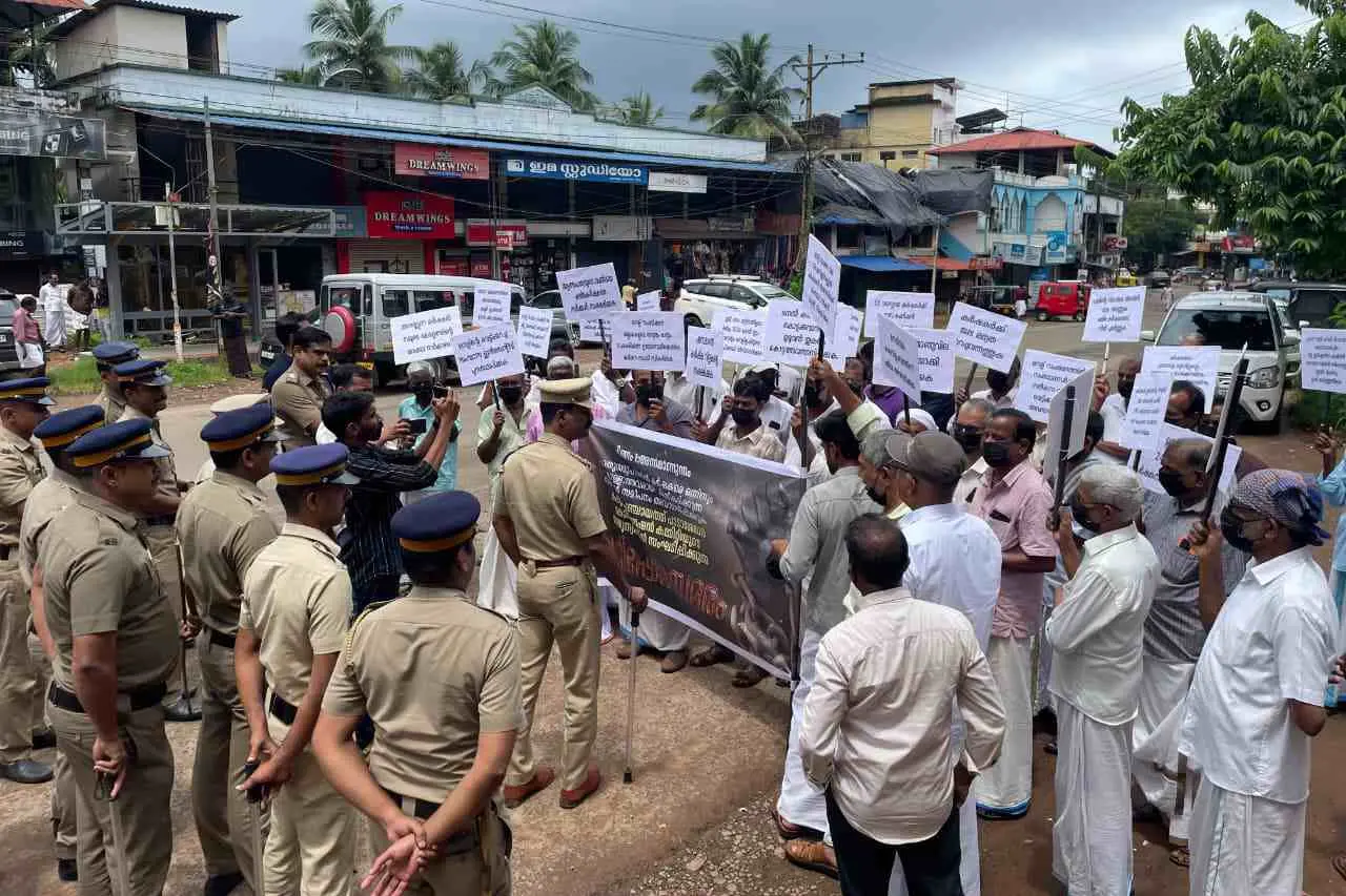 മന്ത്രി എം.ബി.രാജേഷിന് മുന്നില്‍ പ്രതിഷേധവുമായി എത്തിയ കര്‍ഷകരും പ്രതിപക്ഷ അംഗങ്ങളും