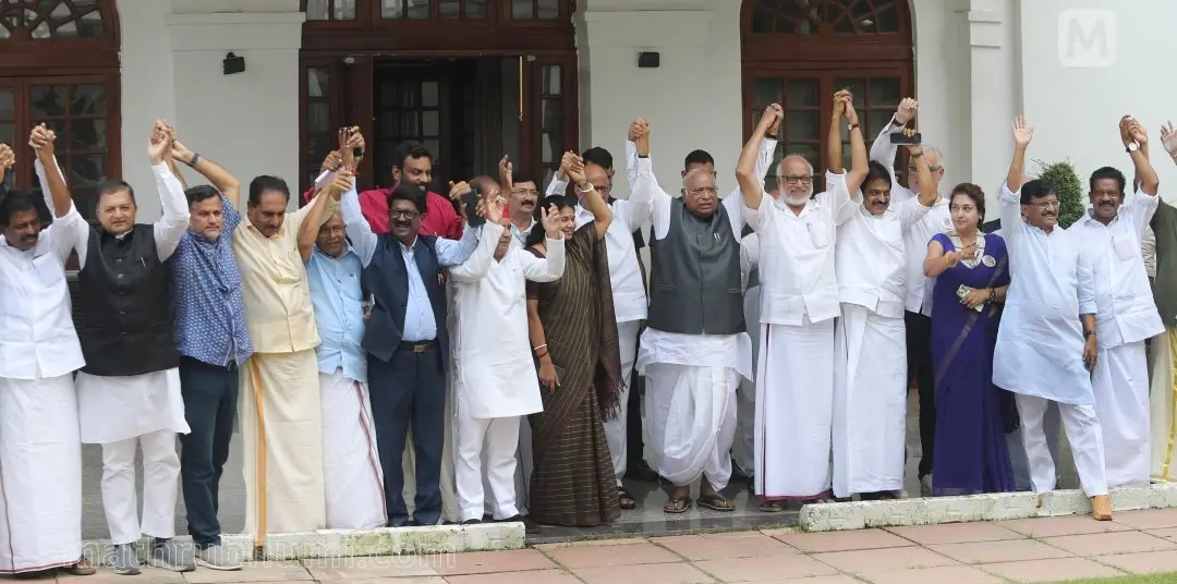 ഉപരാഷ്‌ട്രപതി സ്ഥാനാർഥി ചർച്ചകൾക്ക് ശേഷം ഇന്ത്യ മുന്നണി നേതാക്കൾ പുറത്ത് വന്നപ്പോൾ | ഫോട്ടോ: സാബു സ്കറിയാച്ചൻ / മാതൃഭൂമി