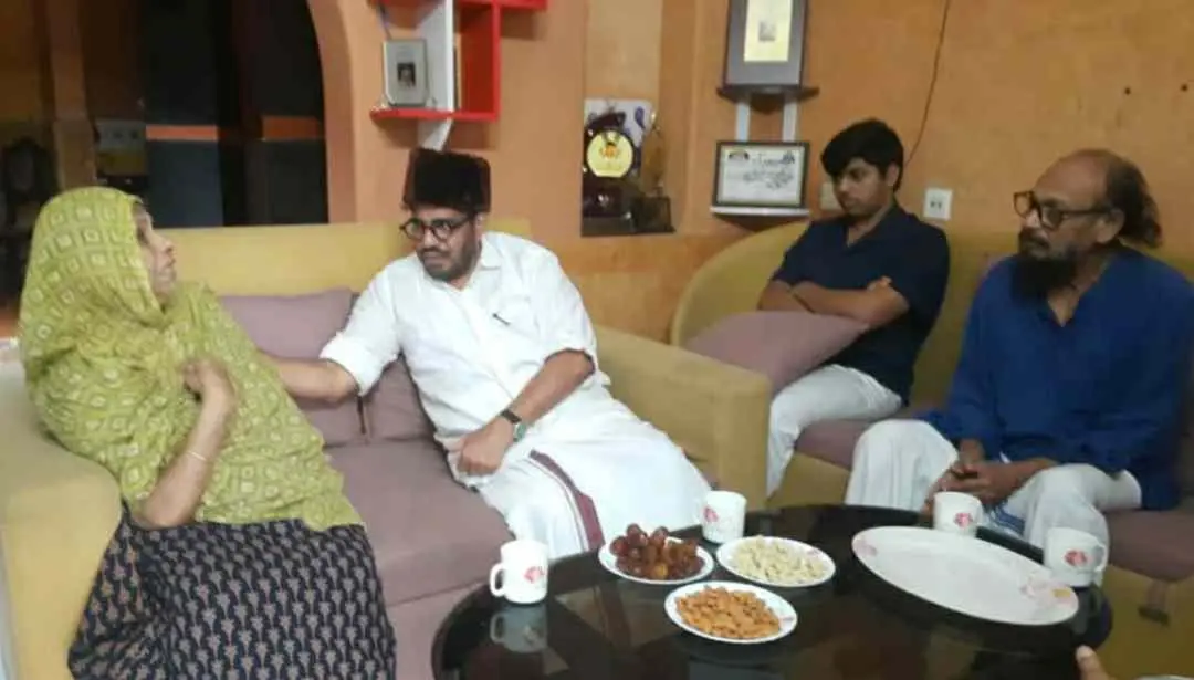 ഡോ. അബ്ദുസമദ് സമദാനി കലാഭവന്‍ നവാസിന്റെ ഉമ്മയെ ആശ്വസിപ്പിക്കുന്നു