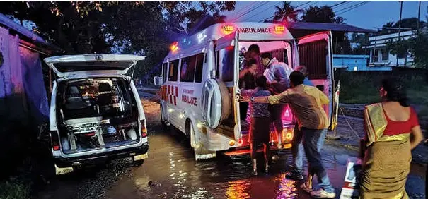 കരുവന്നൂർ ചെറിയപാലം ഭാഗത്ത് ചെളിക്കുഴിയിൽ കുടുങ്ങിയ ആംബുലൻസിൽനിന്ന് രോഗിയെ മറ്റൊരു ആംബുലൻസിലേക്ക് മാറ്റുന്നു