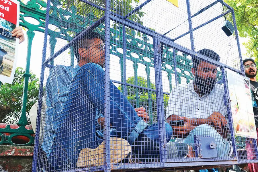 'മൃഗങ്ങളെ അടിമകളാക്കി മനുഷ്യൻ സ്വാതന്ത്ര്യം അനുഭവിക്കുന്നു': കൂട്ടിൽക്കിടന്ന് പ്രതിഷേധിച്ച് യുവാക്കൾ