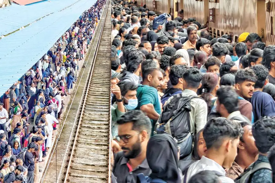 മലബാറിലെ യാത്രാക്ലേശം; 'നിര്ത്തിയ ട്രെയിന് പുനഃസ്ഥാപിക്കണം, ട്രെയിനുകളില് കോച്ച് കൂട്ടണം'