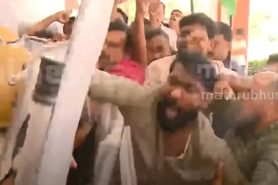 മഞ്ചേരി മെഡി. കോളേജിലേക്കുള്ള യൂത്ത്ലീഗ് മാർച്ചിൽ സംഘർഷവും അറസ്റ്റും; കവാടത്തിൽ തടഞ്ഞ് പോലീസ്