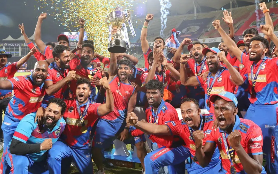 കേരള ക്രിക്കറ്റ് ലീഗ് 2024 ഫൈനൽ മത്സരത്തിൽ വിജയിച്ച ഏരീസ് കൊല്ലം സെയിലേഴ്സ് ടീമിനൊപ്പം ക്യാപ്റ്റൻ സച്ചിൻ ബേബി കപ്പ് എടുത്തുയർത്തി ആഹ്ലാദം പ്രകടിപ്പിക്കുന്നു | Photo: Mathrubhumi