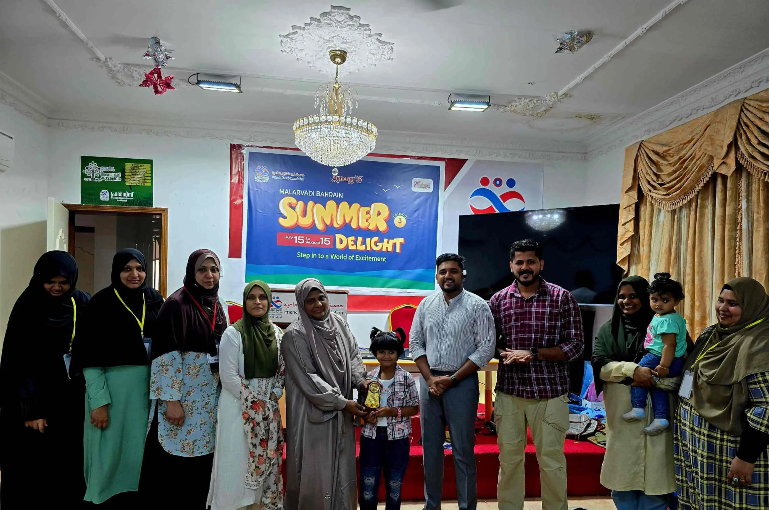 മലര്വാടി സെക്രട്ടറി റഷീദ സുബൈര് ഫെല്ല മെഹക്കിനു ഉപഹാരം നല്കി ആദരിക്കുന്നു