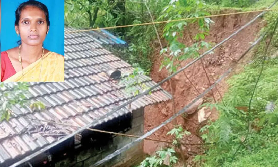 കെണിയിൽനിന്ന് ഷോക്കേറ്റു മരിച്ച ബോബിയുടെ വീടിന്റെ പുറകുവശത്ത് മണ്ണിടിഞ്ഞനിലയിൽ (ഇൻസെറ്റിൽ ബോബി)
