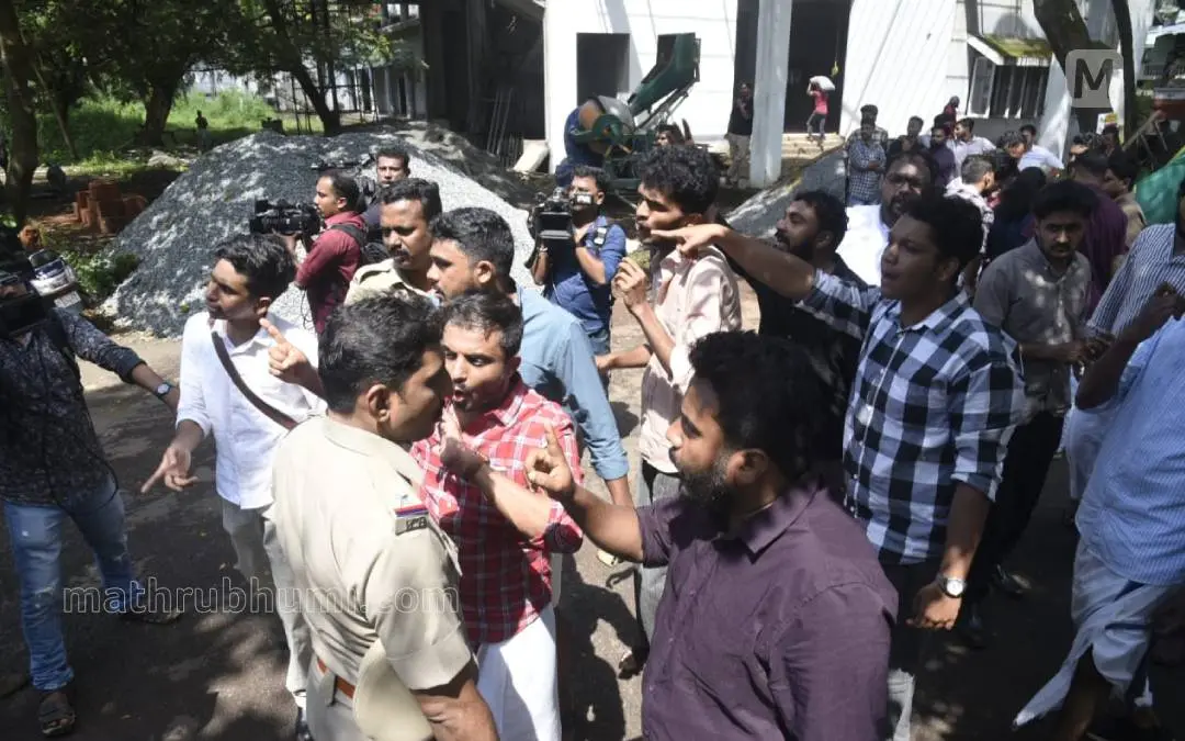 സംഘർഷത്തിൽ നിന്ന് | ഫോട്ടോ: ലതീഷ് പുവ്വത്തൂര് / മാതൃഭൂമി