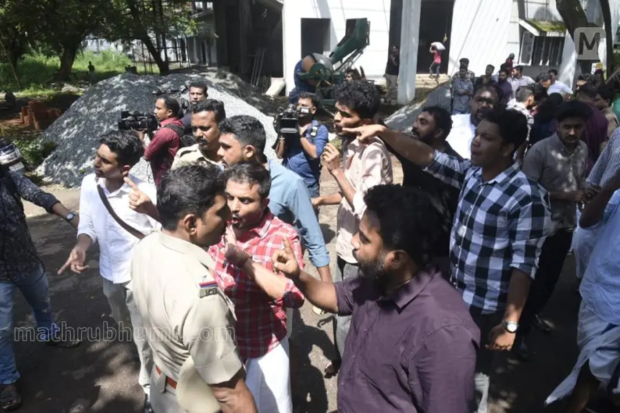 കണ്ണൂർ സർവകലാശാല യൂണിയൻ തിരഞ്ഞെടുപ്പ്; SFI-UDSF പ്രവർത്തകർ തമ്മിൽ സംഘർഷം, ലാത്തി വീശി പോലീസ്