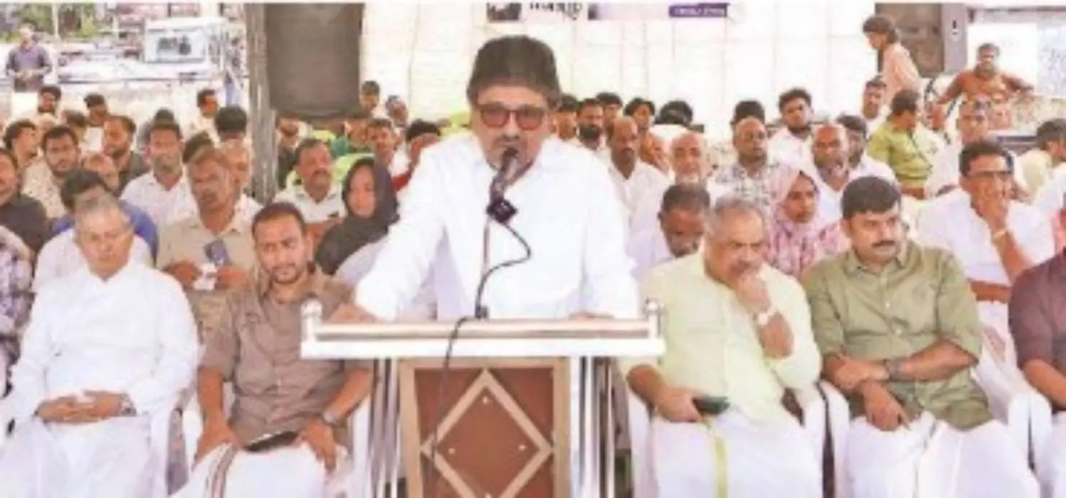 യൂത്ത് ലീഗ് സംഘടിപ്പിച്ച പ്രതിഷേധസദസ്സ് സാദിഖലി ശിഹാബ് തങ്ങൾ ഉദ്ഘാടനം ചെയ്യുന്നു