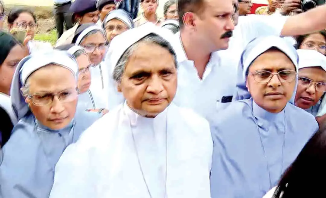 എൻഐഎ പ്രത്യേക കോടതി ജാമ്യമനുവദിച്ചതോടെ ഛത്തീസ്ഗഢിലെ ദുർഗ് സെൻട്രൽ ജയിലിൽനിന്ന് പുറത്തുവരുന്ന സിസ്റ്റർ വന്ദനാ ഫ്രാൻസിസും (ഇടത്തേയറ്റം) സിസ്റ്റർ പ്രീതി മേരിയും (വലത്തേയറ്റം)
