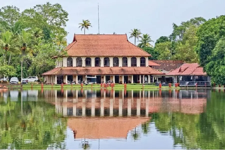 കുമരകത്തെ സായിപ്പിന്റെ ബംഗ്ലാവും 'മോഹങ്ങൾ പൂവണിയിച്ച' താമരപ്പൊയ്കയും