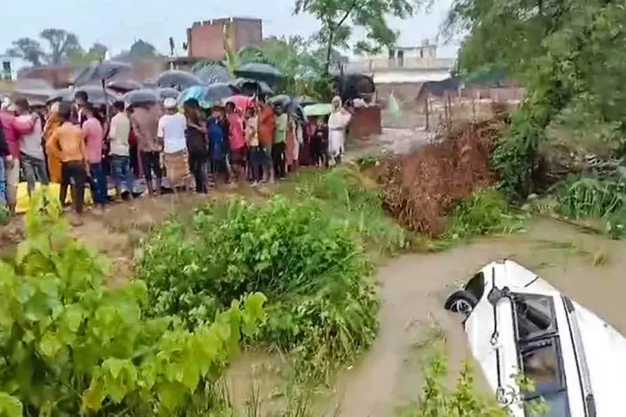 ഗോണ്ടയില്‍ വാഹനം കനാലിലേക്ക് മറിഞ്ഞ് മൂന്ന് കുട്ടികളുള്‍പ്പടെ 11 പേര്‍ മരിച്ചു
