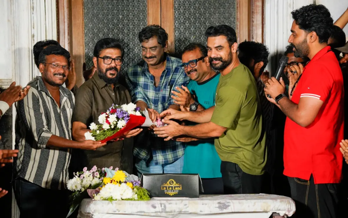 ദേശീയ പുരസ്കാരം നേടിയ വിജയരാഘവനെ 'പള്ളിച്ചട്ടമ്പി' ടീം ആദരിക്കുന്നു