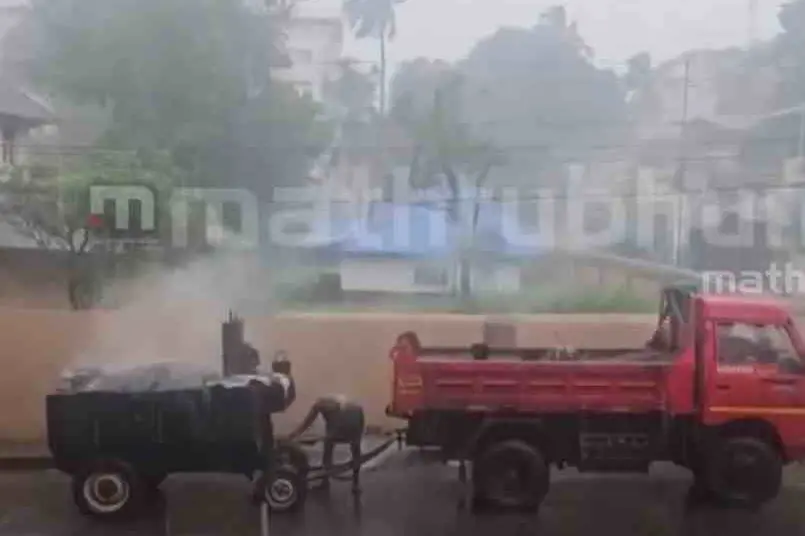 തൃശ്ശൂരില് കനത്തമഴയ്ക്ക് ഇടയില് റോഡ് ടാറിങ്; ചീത്ത വിളി, നിര്ത്താനാവശ്യപ്പെട്ട് മേയര്