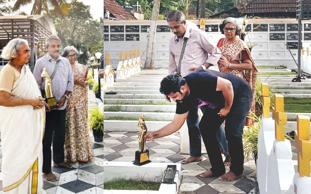 സൗദി വെള്ളയ്ക്കയ്ക്കു ലഭിച്ച ദേശീയ പുരസ്കാരം തരുണ്മൂര്ത്തി സൗദി ഗ്രേസിയുടെ കല്ലറയില് സമര്പ്പിക്കുന്നു,ദേവി വര്മയും ഗ്രേസിയുടെ മക്കളും സമീപം