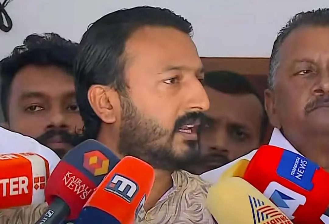 രാഹുല്‍ മാങ്കൂട്ടത്തില്‍ വാര്‍ത്താസമ്മേളനത്തില്‍ സംസാരിക്കുന്നു